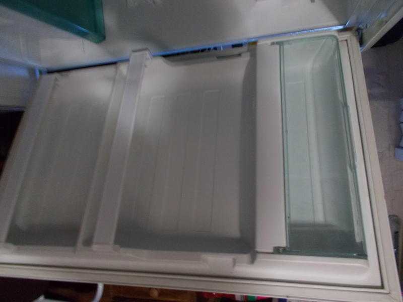 lec fridge with ice