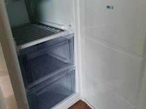 Lec White Under Counter Freezer