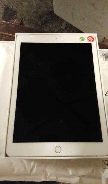 Like new iPad pro 256gb 9.7quot unlocked to all networks