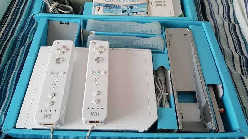Like New only used twice Wii console with 2 number chucks and wii sports and wii play