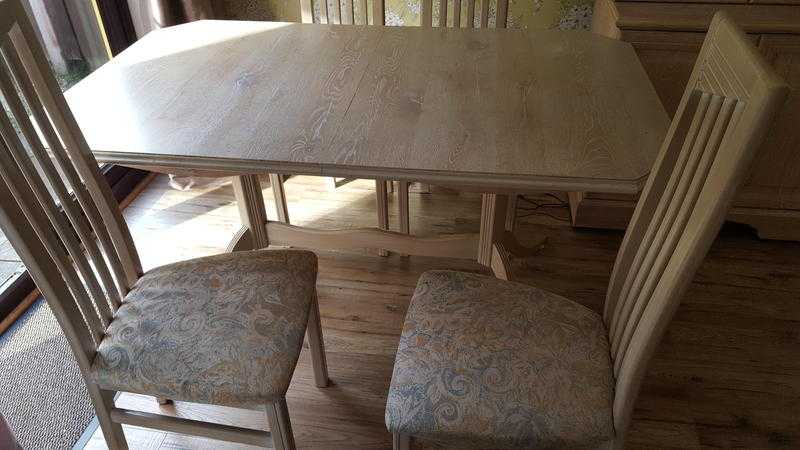 Limed Oak Extendable Dinning Room Table and 4 Chairs. (Seats 6 -8 people).