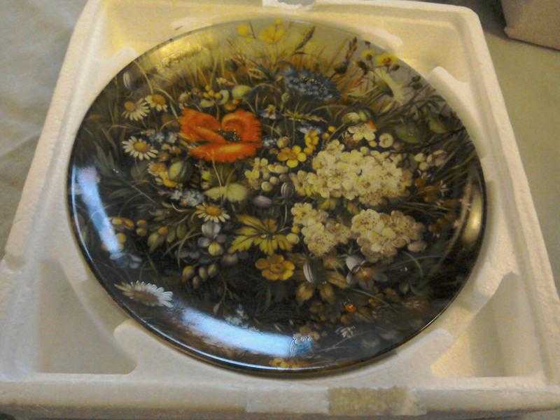 Limited Floral Hanging Plate- artwork by Hans Grab