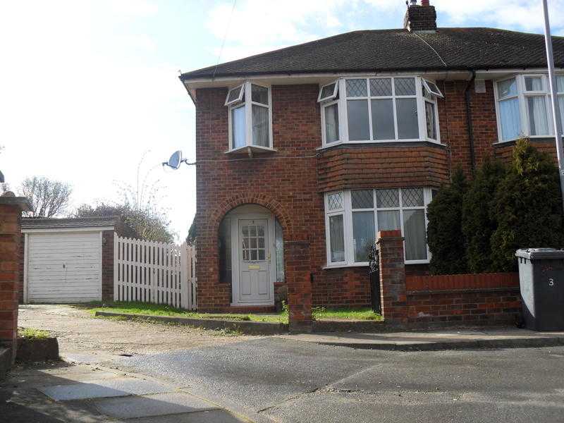 Lovely 3 Bed House with Garage, close to Hospital, Schools, Motorway, Train Station