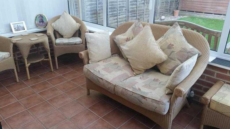 LOVELY CONSERVATORY FURNITURE (5 PIECE SET)