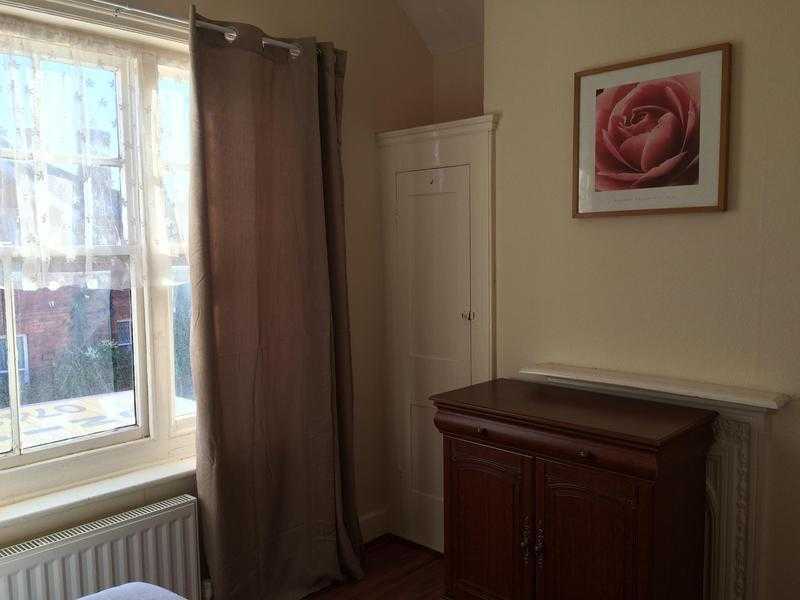 LOVELY DOUBLE ROOM AVAILABLE NOW