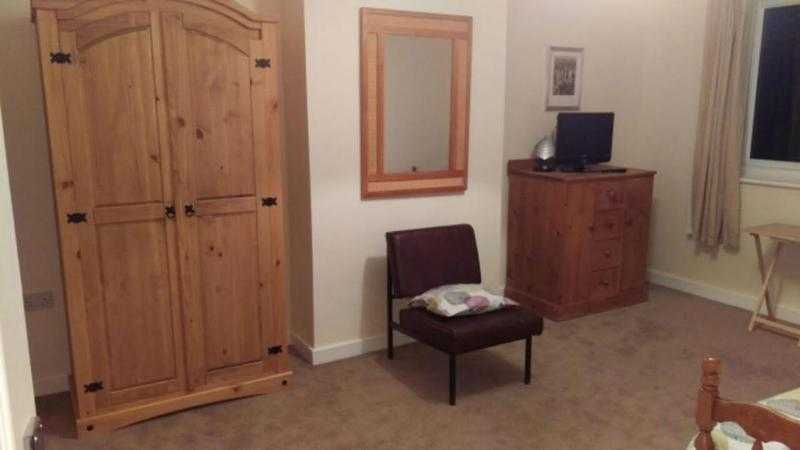 Lovely double  room to let in hangleton,hove,suite working female