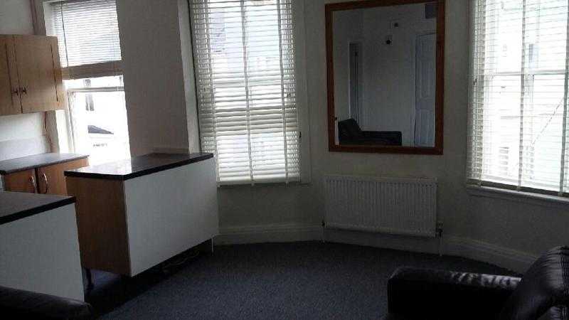 Lovely large 2 bed top floor flat, large lounge, with all mod cons  washing machin, newly decorated