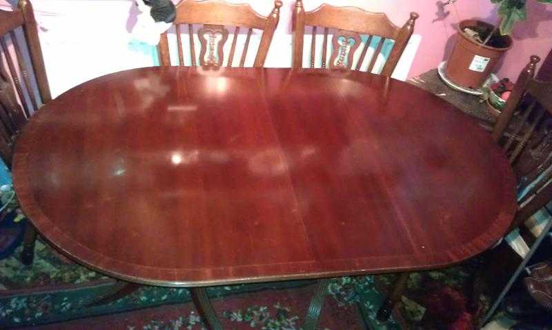 Lovely mahogany dining table