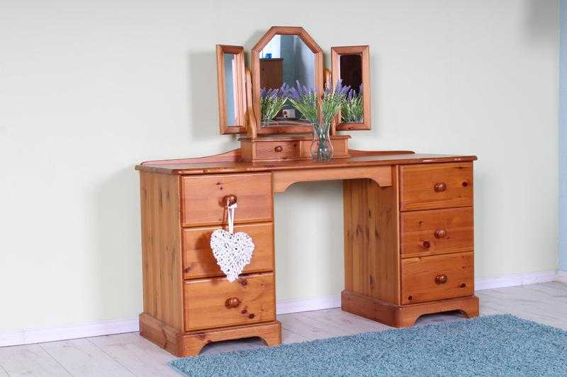 LOVELY PINE DRESSING TABLE WITH 6 DRAWERS AND ADJUSTABLE MIRROR LOVELY CONDITION - CAN COURIER