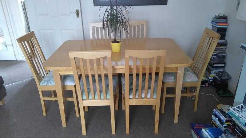 Lovely Solid wood dinner table and 6 matching Chairs(excellent cod)