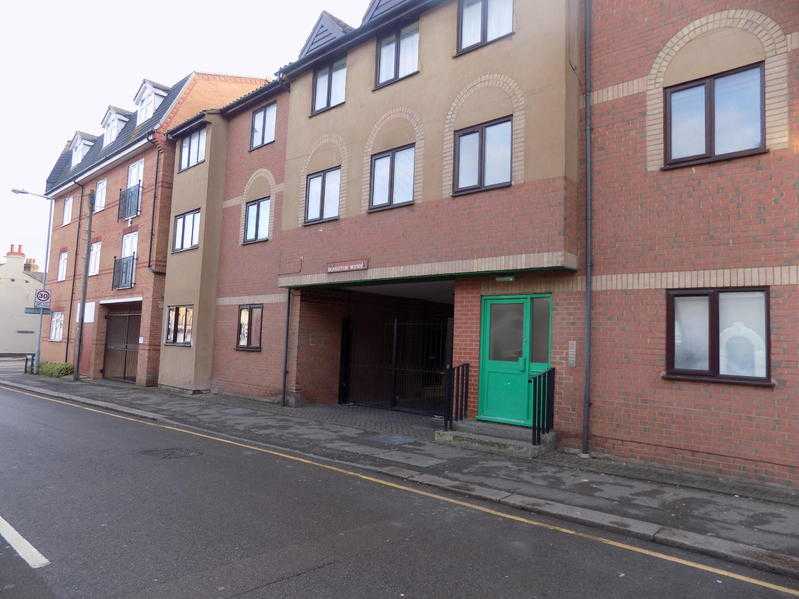 Lovely Studio Flat in Town Centre, Close to Train Station and Motorway