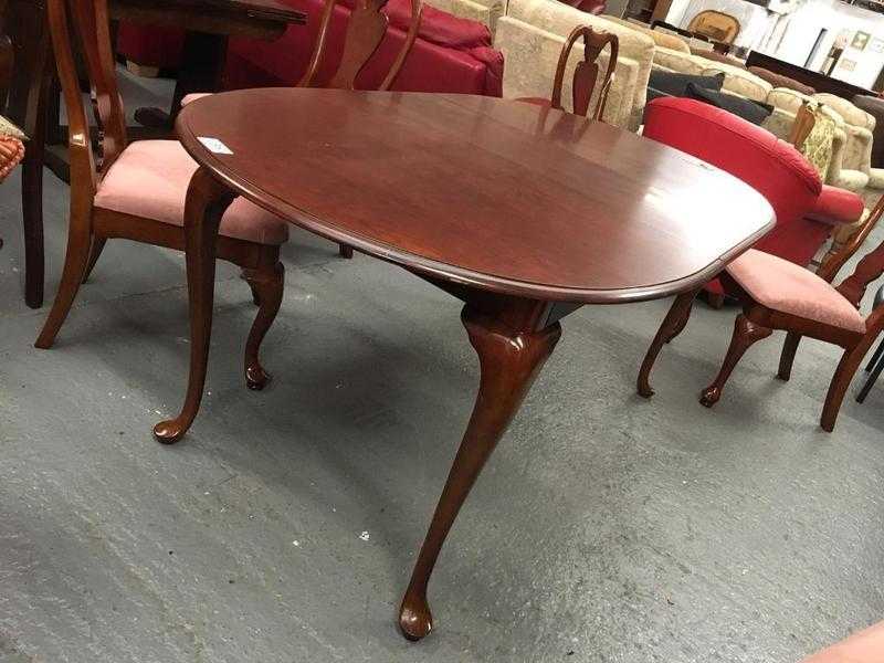 LOVELY STYLE EXTENDING DINING TABLE
