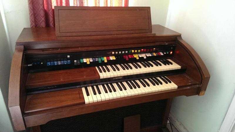 Lowery Electric Organ (Jubilee with Magic Genie model)