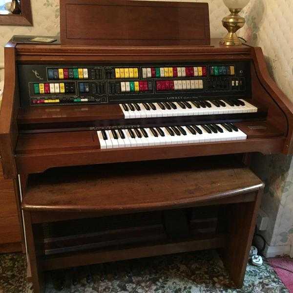 Lowrey electric organ