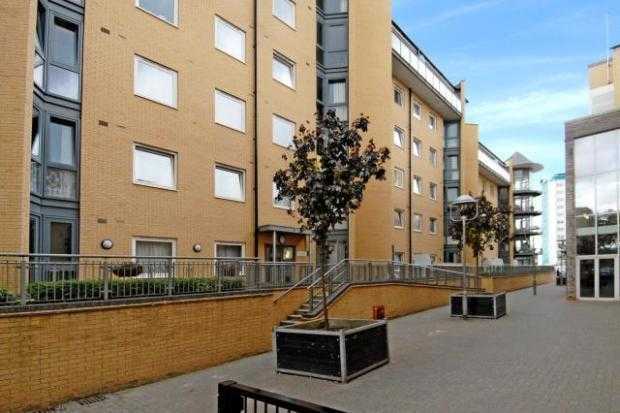 Luxury Flat Balcony Double Room,Feltham High Street,Heathrow 15min bus, fast train to Waterloo 25min