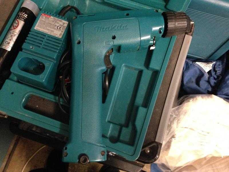 Makita 9.6v hammer drilldriver