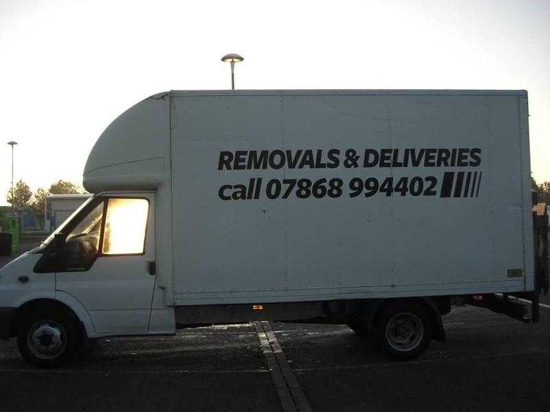 Man Eith Tail Lift Luton Van