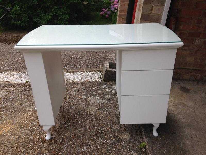 Manicure table for sale 200