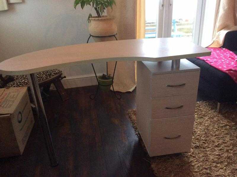 manicure table full size