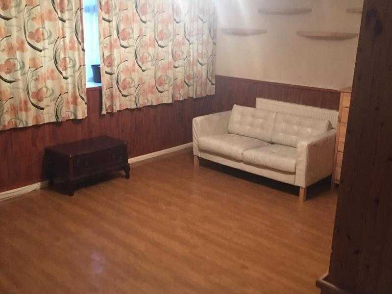 Massive double bedroom with all bills inclusive in a comfortable house
