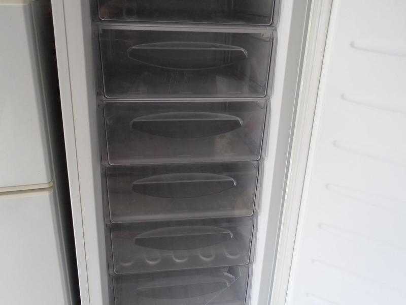 MATSUI Freezer 7 shelves, in good working condition