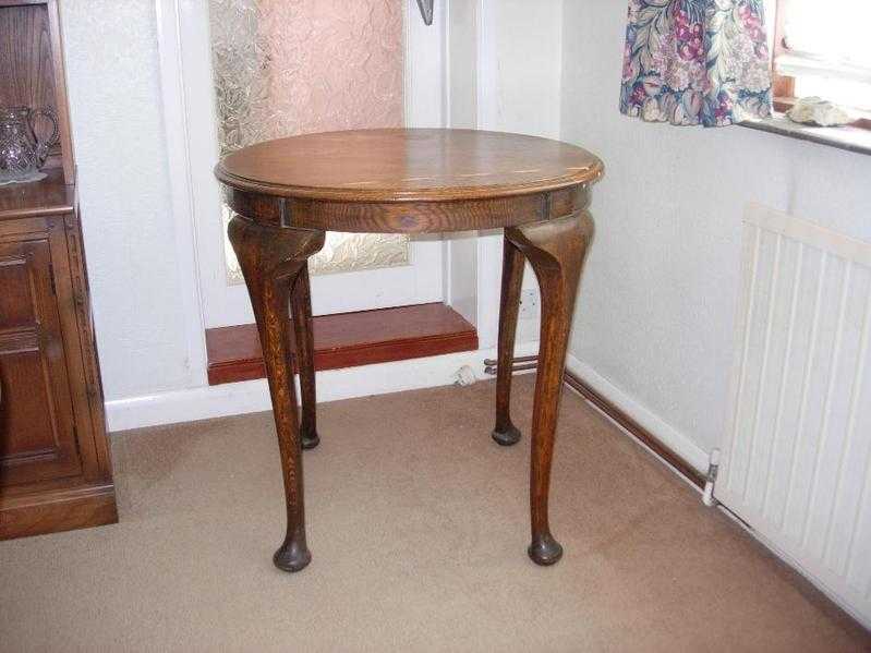 Medium Oak Round Table