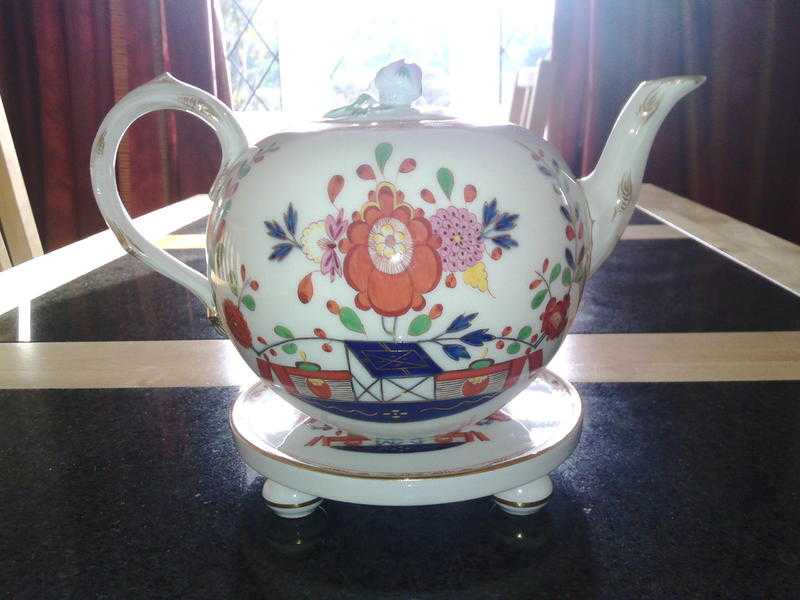 Meiseen tea pot with stand