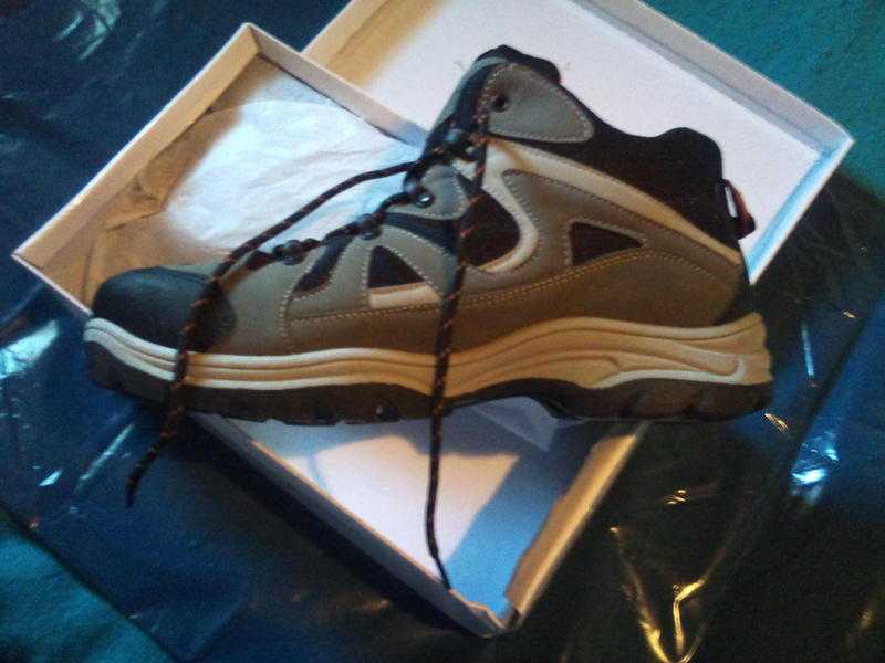 Mens lightweight walking boots size 11 in box.
