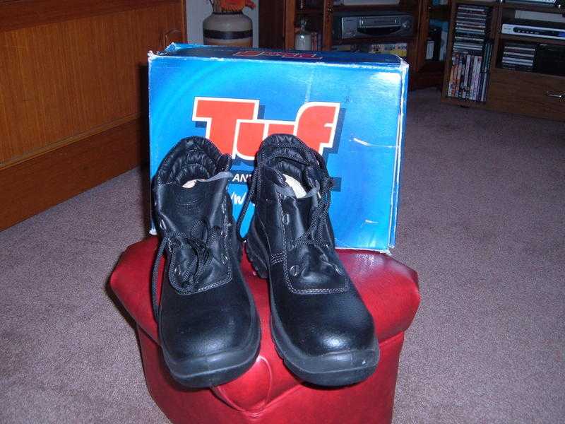 MENS TUF WORK AND SAFETY BOOTS size 8