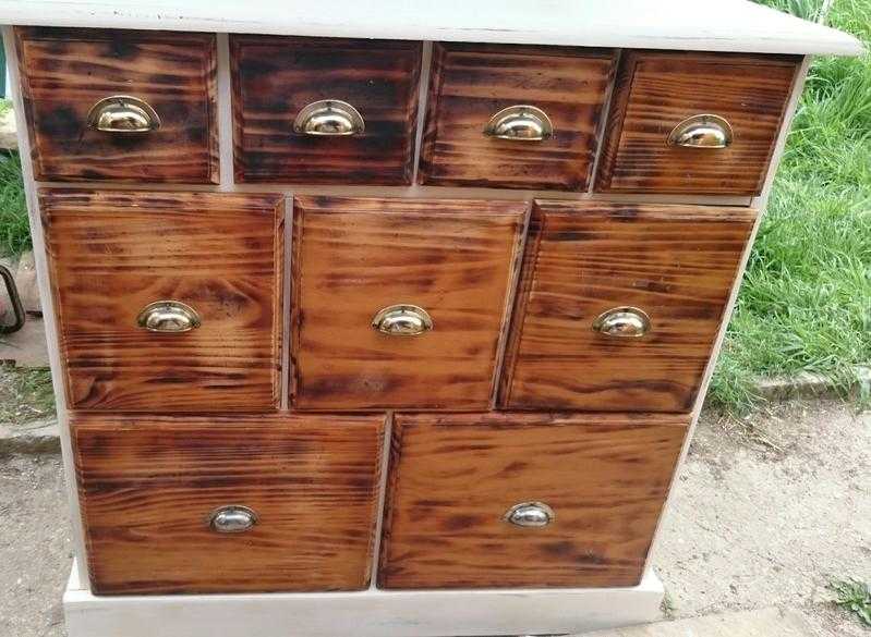 Merchant chest of drawers