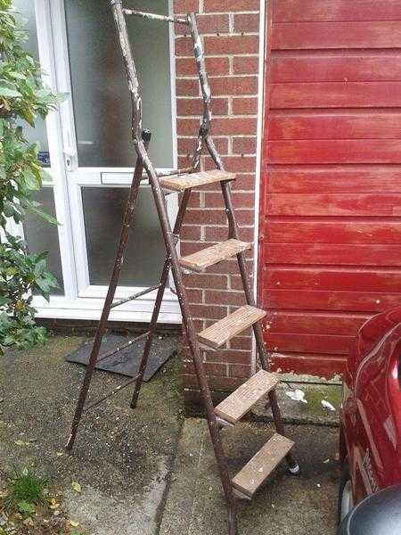 METAL FOLDING STEP LADDERS