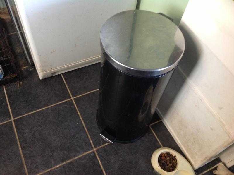 Metal pedal bin