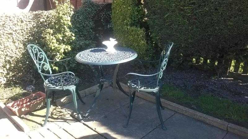 Metal Table x2 chairs green