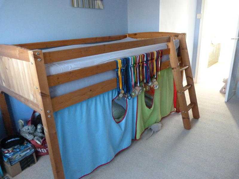 Mid sleeper cabin bed