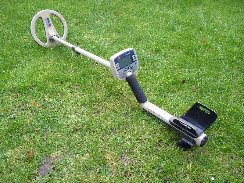 Minelab Explorer XS metal detector