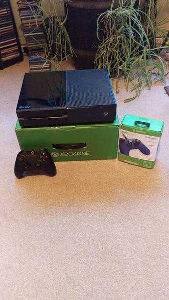 Mint condition XBOX ONE with Kinect and four games