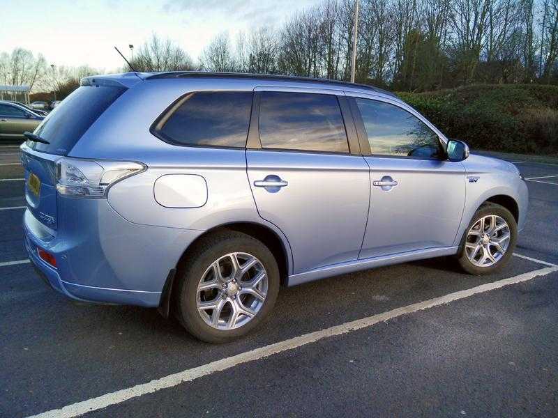 Mitsubishi Outlander 2014 PHEV 4x4 petrolhybrid