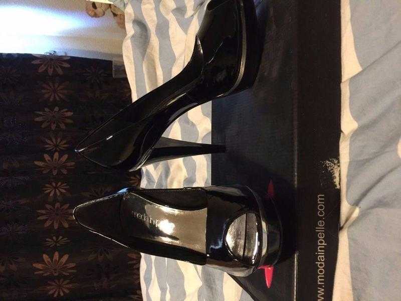 MODA IN PELLE BLACK PATENT SHOES SIZE 7 (40) BRAND NEW IN BOX (WILL POST)