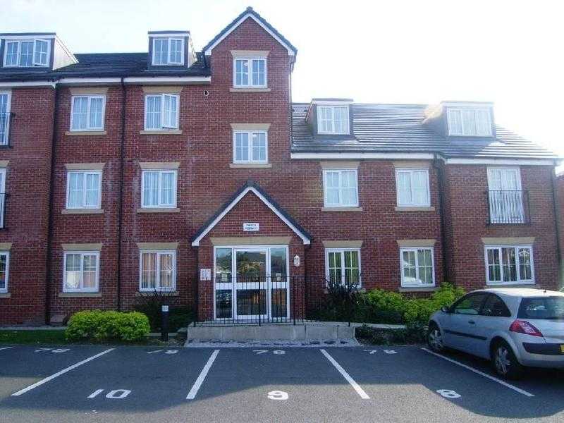 Modern 2 bed luxury penthouse apartment with parking, in Leigh, Lancashire WN7, nr motorways