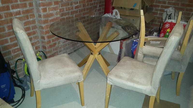 Modern Dining room table......4x chairs