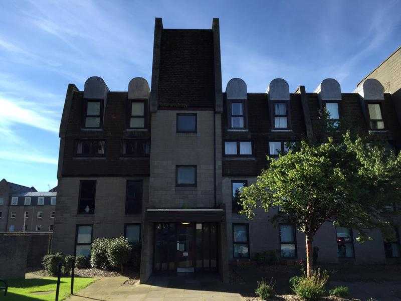 Modern Newly Decorated Top floor 23 bedrooms with Study Flat in Aberdeen City Centre