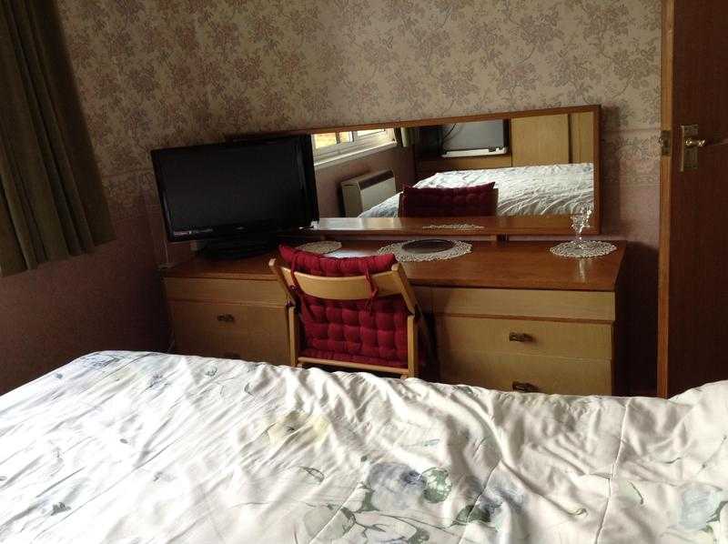 Monday to Friday Horley Large Single Room no smoking to rent