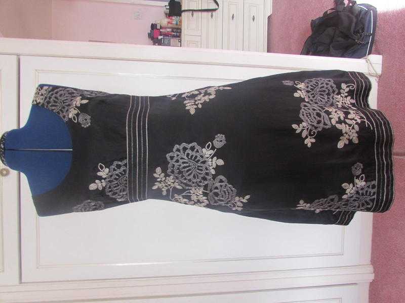 Monsoon black floral fully lined silk blend dress Size 14 Excellent condition