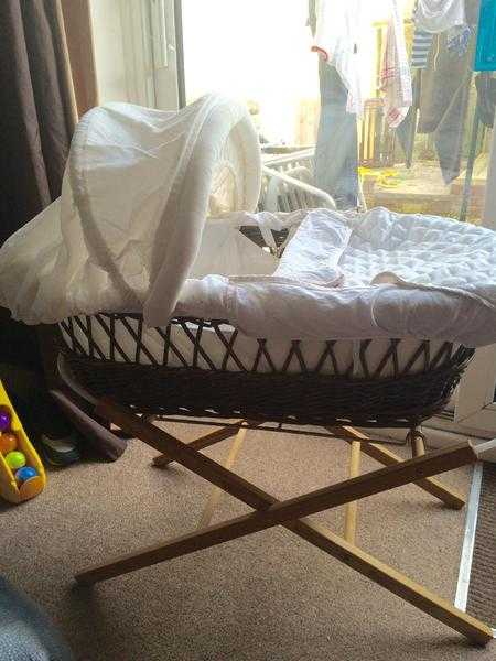 Moses basket and stand