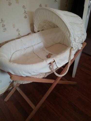 Moses basket and stand