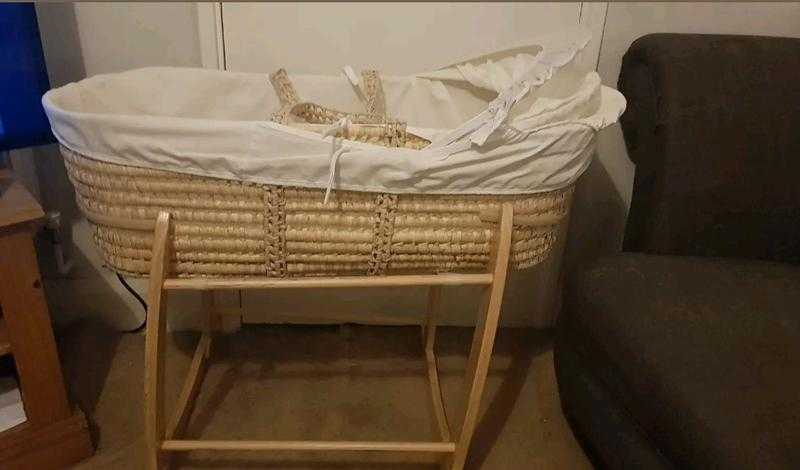 Moses basket and stand