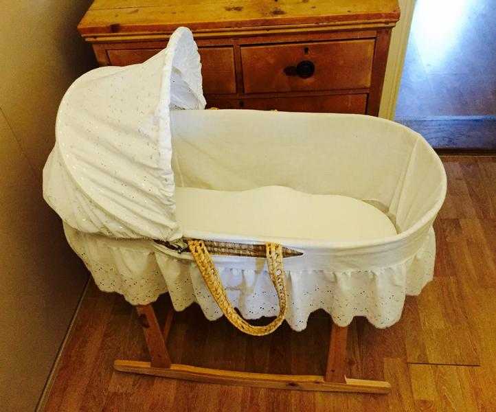 Moses Basket with Rocking Stand