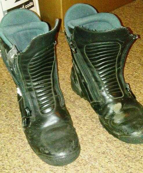 Motorcycle ankle boots size 5 by DAYTONA. Very comfy.