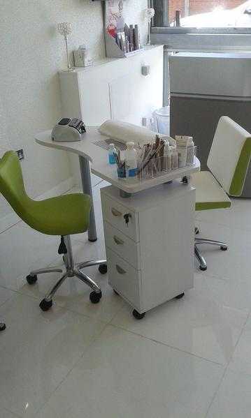 Nail station to rent
