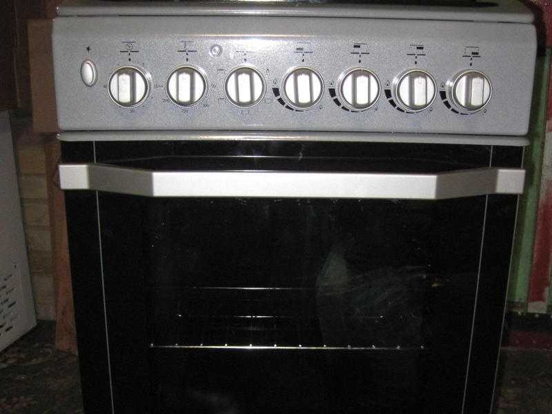 Nearly new dual fuel cooker